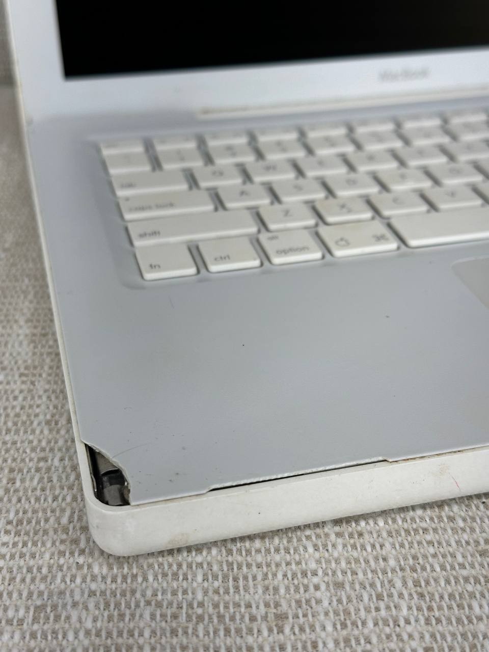 Apple MacBook A1342 White 13″ Working No Charger 035/2 558