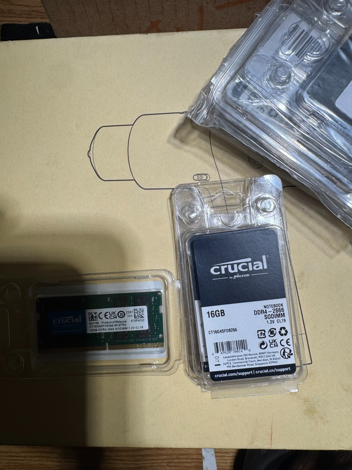 Crucial CT16G4SFD8266 16GB PC4-21300 DDR4-2666MHz non-ECC Unbuffered CL19 260