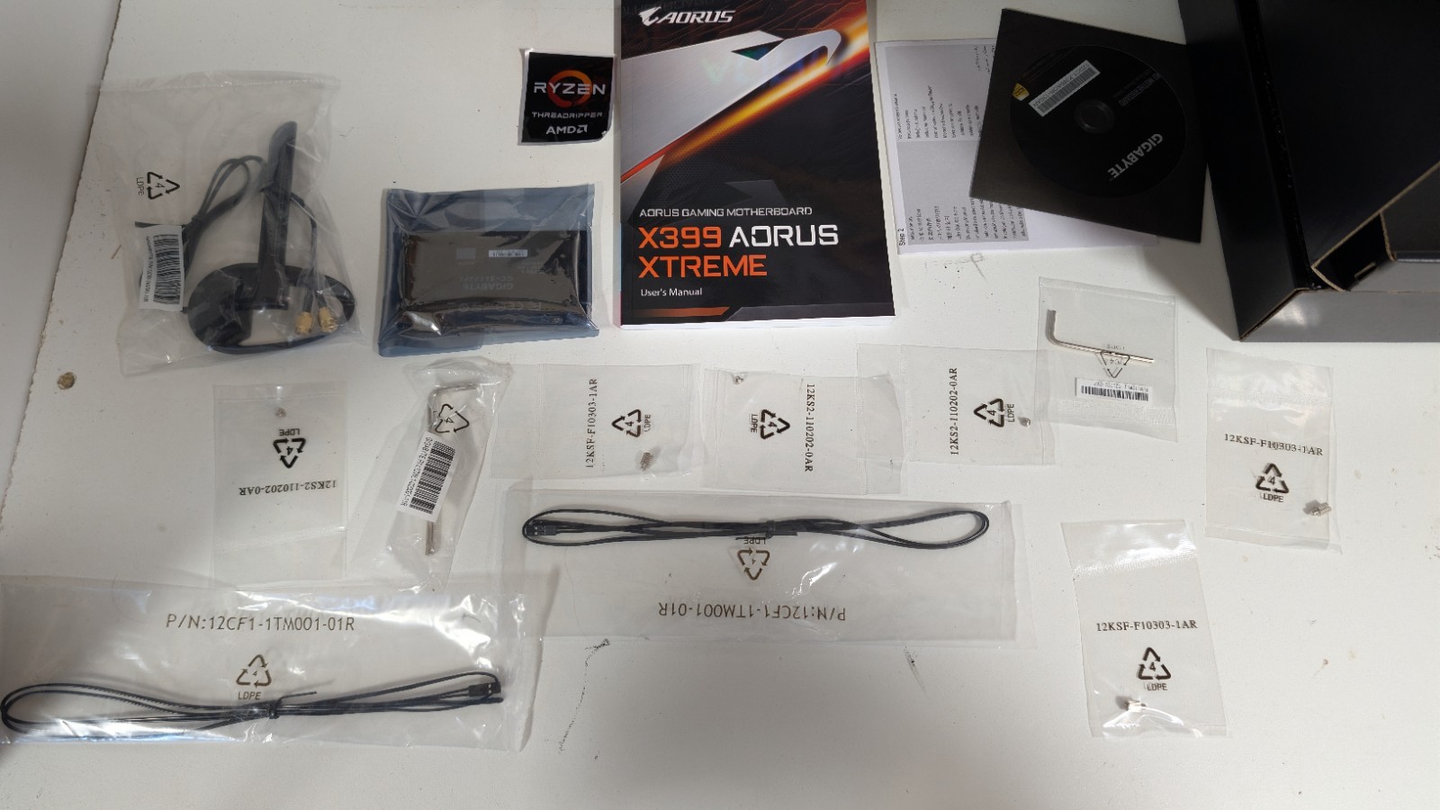 Working ThreadRipper 2920X GIGABYTE X399 AORUS Xtreme Box, Manual, Accessories.