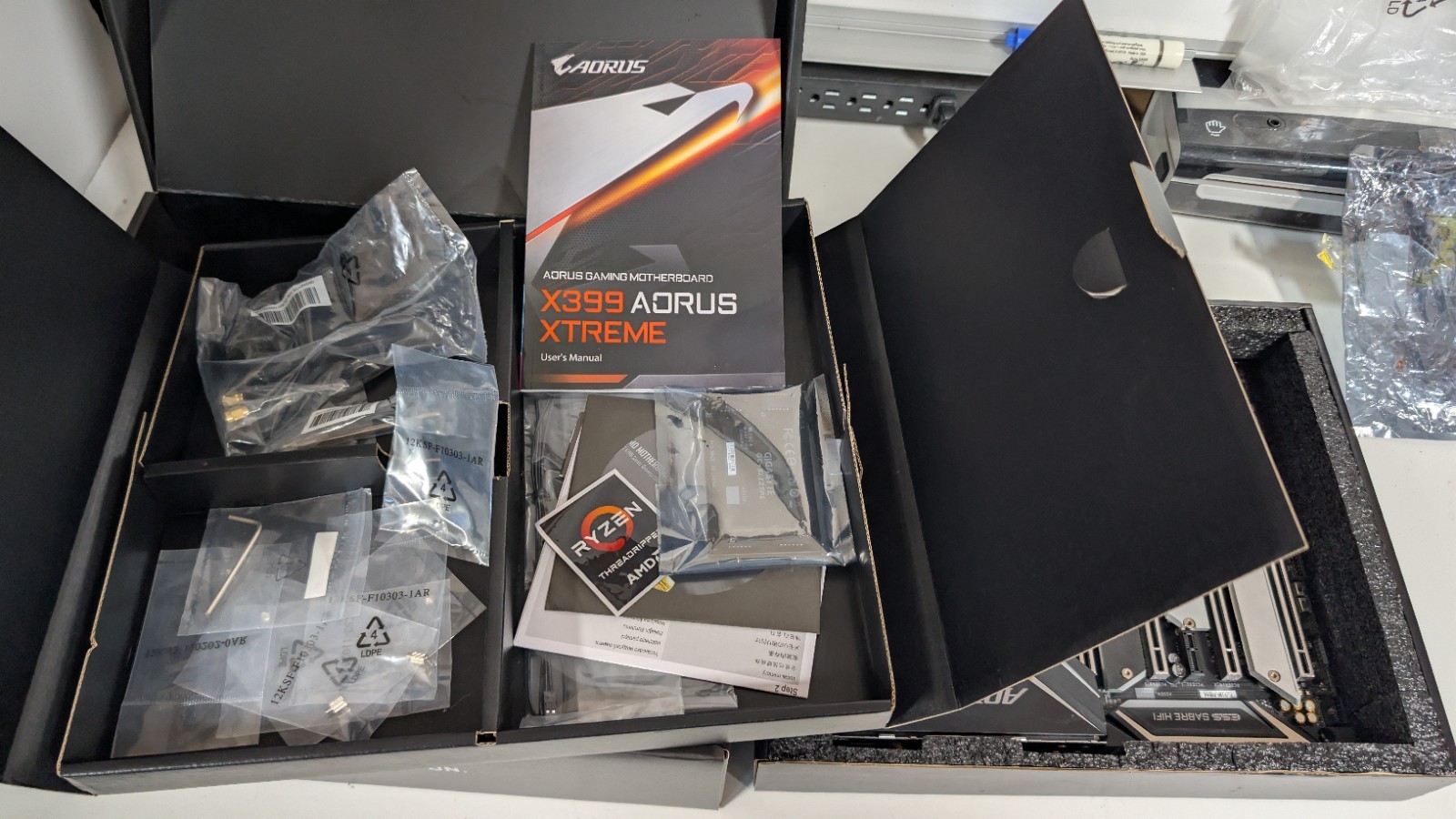 Working ThreadRipper 2920X GIGABYTE X399 AORUS Xtreme Box, Manual, Accessories.