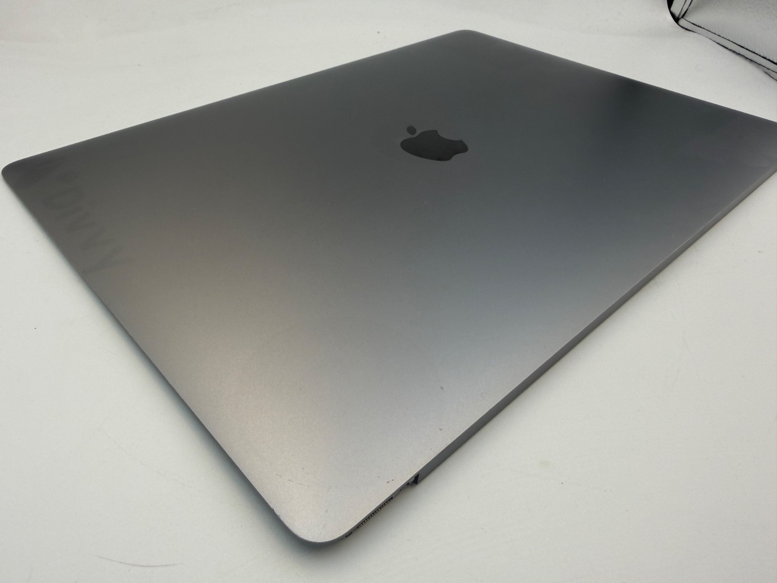 Apple MacBook Pro A1990 2018 15.4″ Retina LCD Screen EMC 3215 Gray Grade B