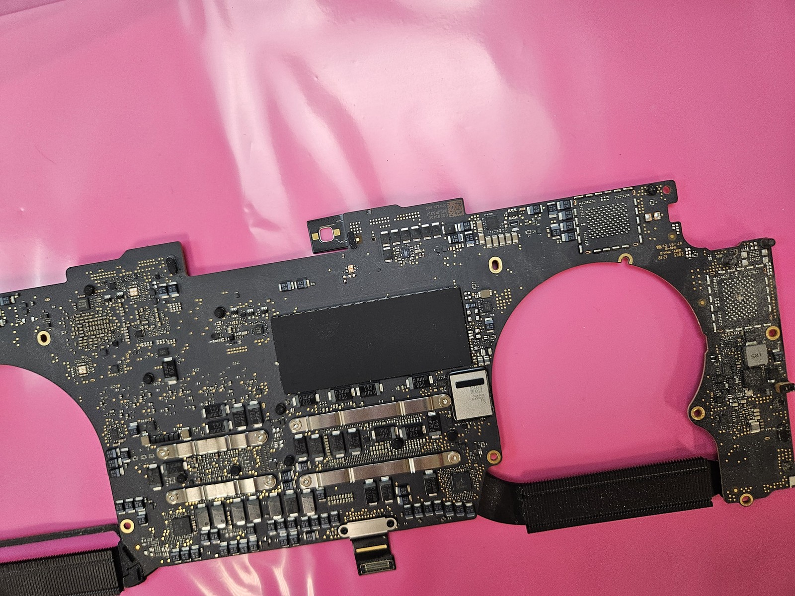 Apple MacBook Pro 15″ A1990 2018 i7 2.2Ghz Logic Board 32GB 512GB 820-01041-A
