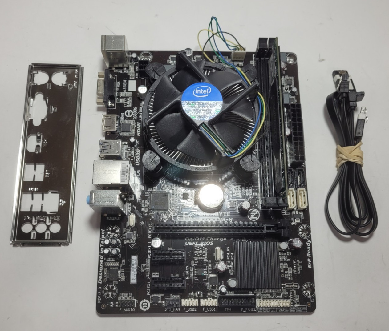 GigaByte GA-H81M-H Core i5-4690, 4GB RAM, IO Shield & 2x SATA Cables #0936
