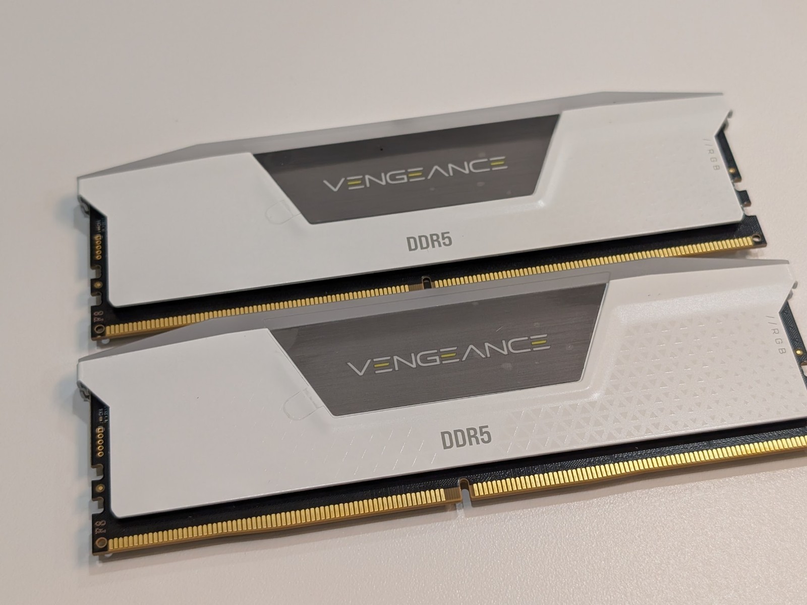 Corsair Vengeance RGB White 32GB 2x16GB DDR5 6000 CL36 Intel XMP