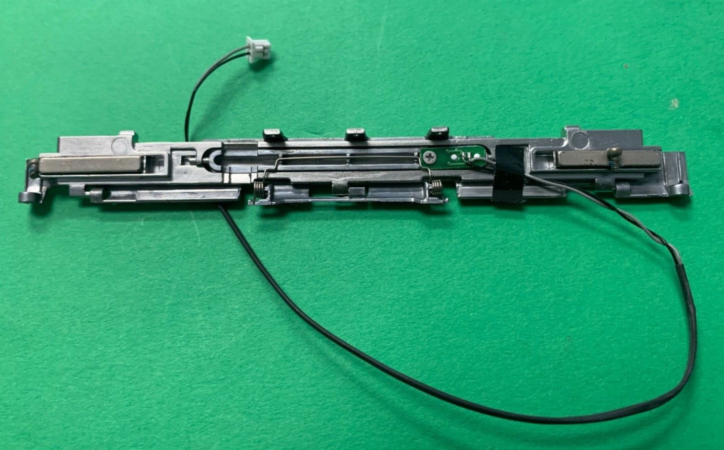 🌶️APPLE Powerbook G4 17″ A1107 2005 Bottom Magnetic Latch Lid Display Lock