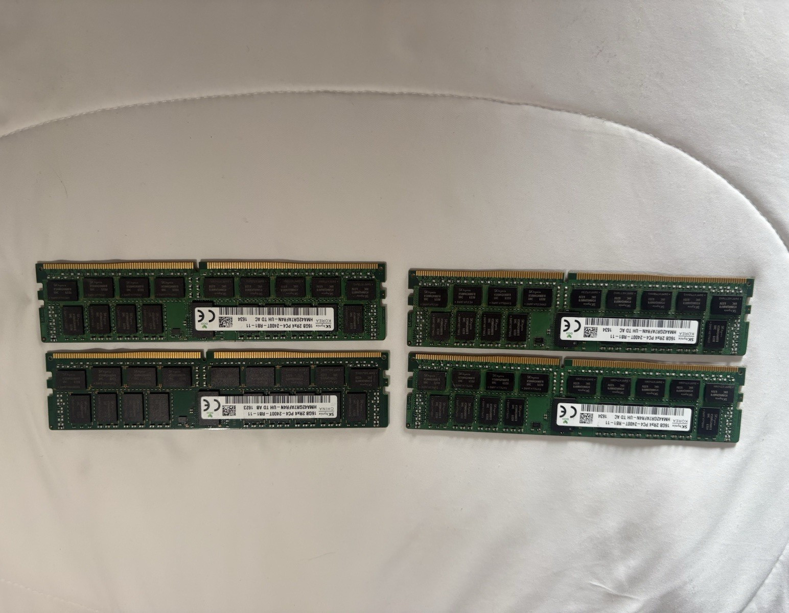 SK hynix 64GB (4x16GB) DDR4 288-Pin RDIMM PC4-2400T ECC Reg HMA42GR7AFR4N-UH