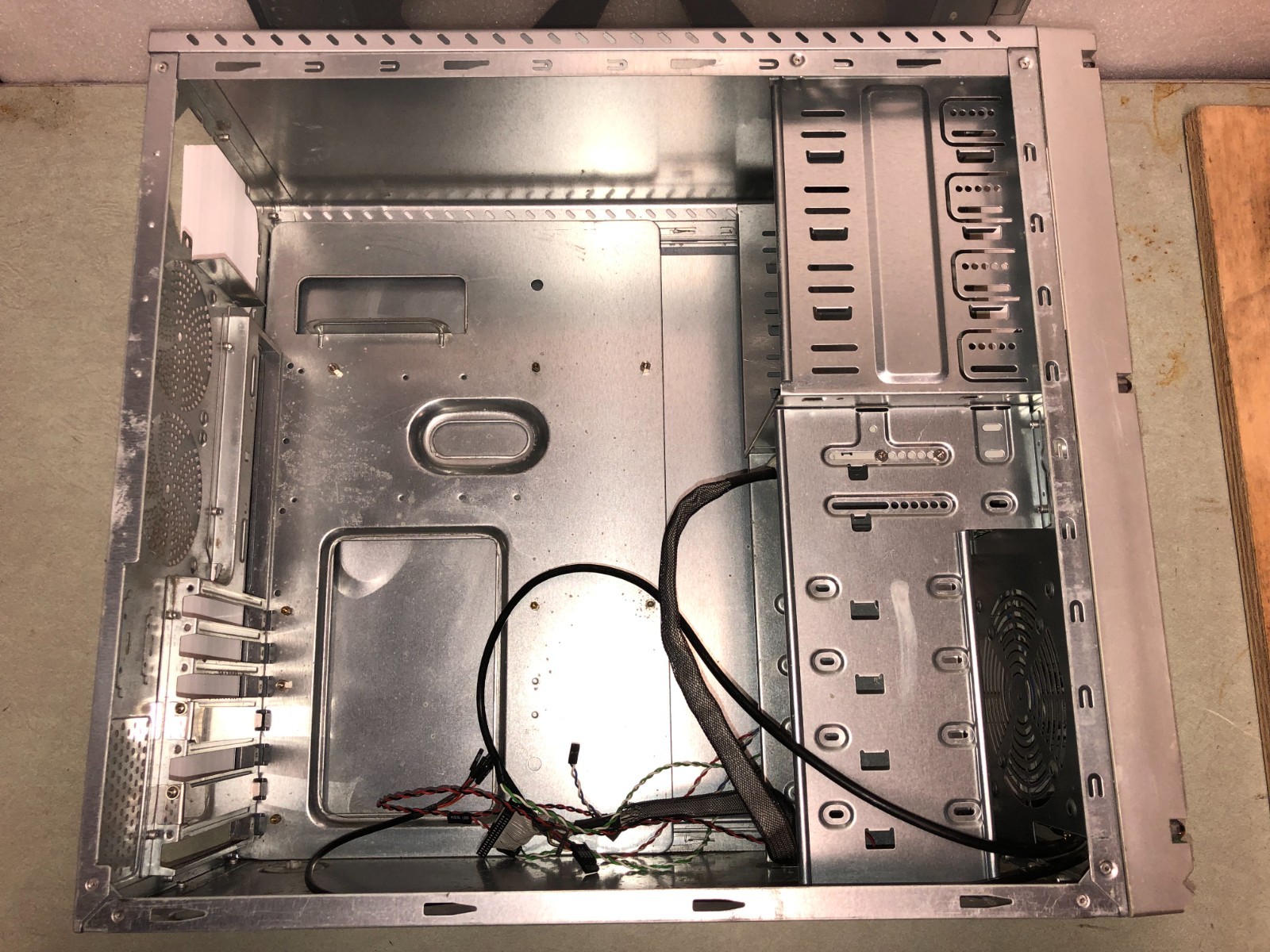 Unbranded Steel Silver Gray Mid-2000s ATX Mid Tower Gaming Computer Case – Used