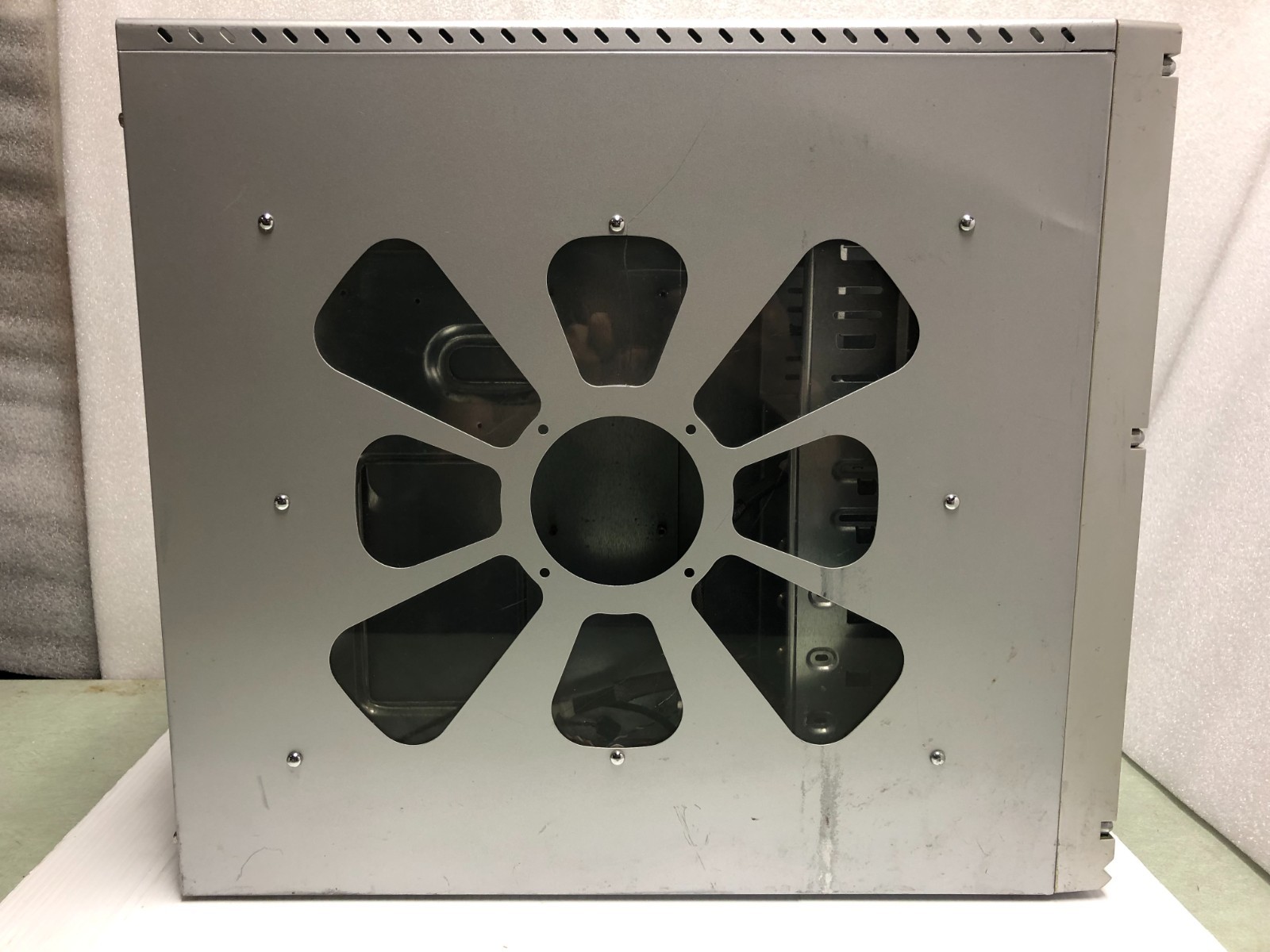 Unbranded Steel Silver Gray Mid-2000s ATX Mid Tower Gaming Computer Case – Used