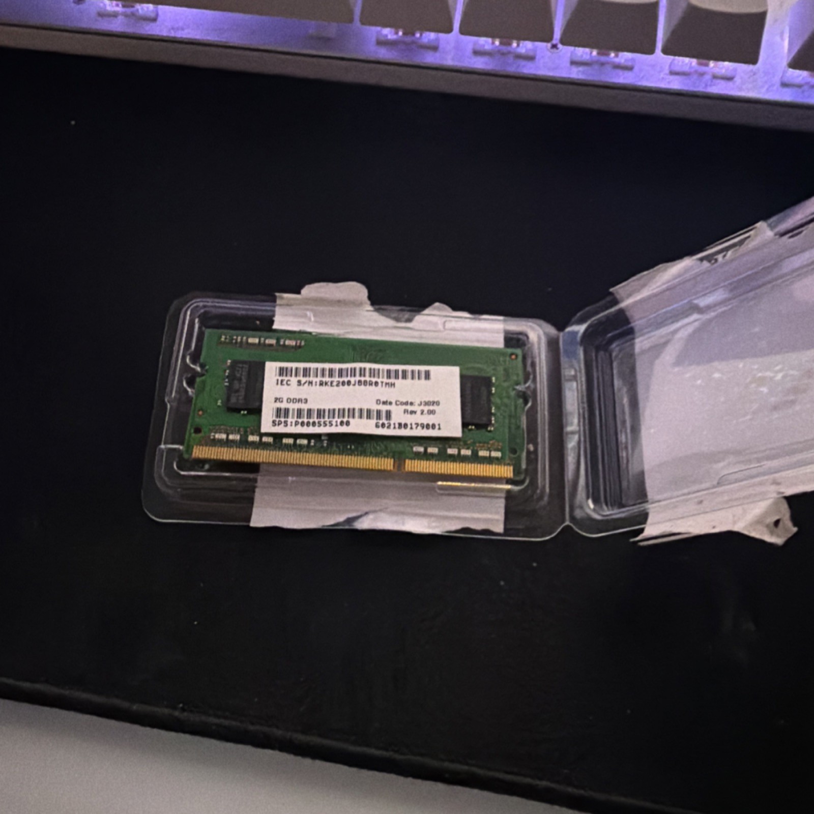 IEC 2GB DDR3 SDRAM SO-DIMM PC3-12800 204-Pin Non-ECC RAM M4K2E200J8008T1H