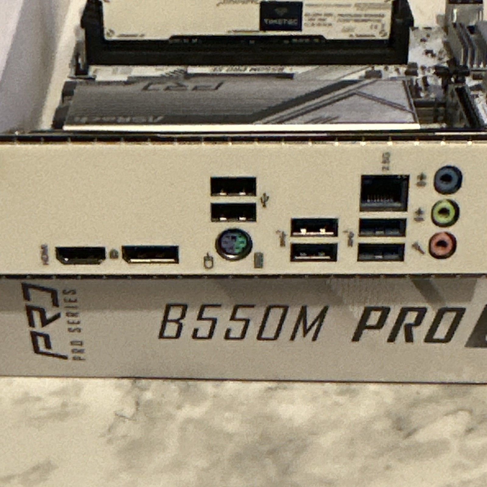 ASRock B550M Pro SE AM4 MicroATX DDR4 HDMI w/Ryzen 7 3700X 3.6GHz/16 g DDR4 Ram