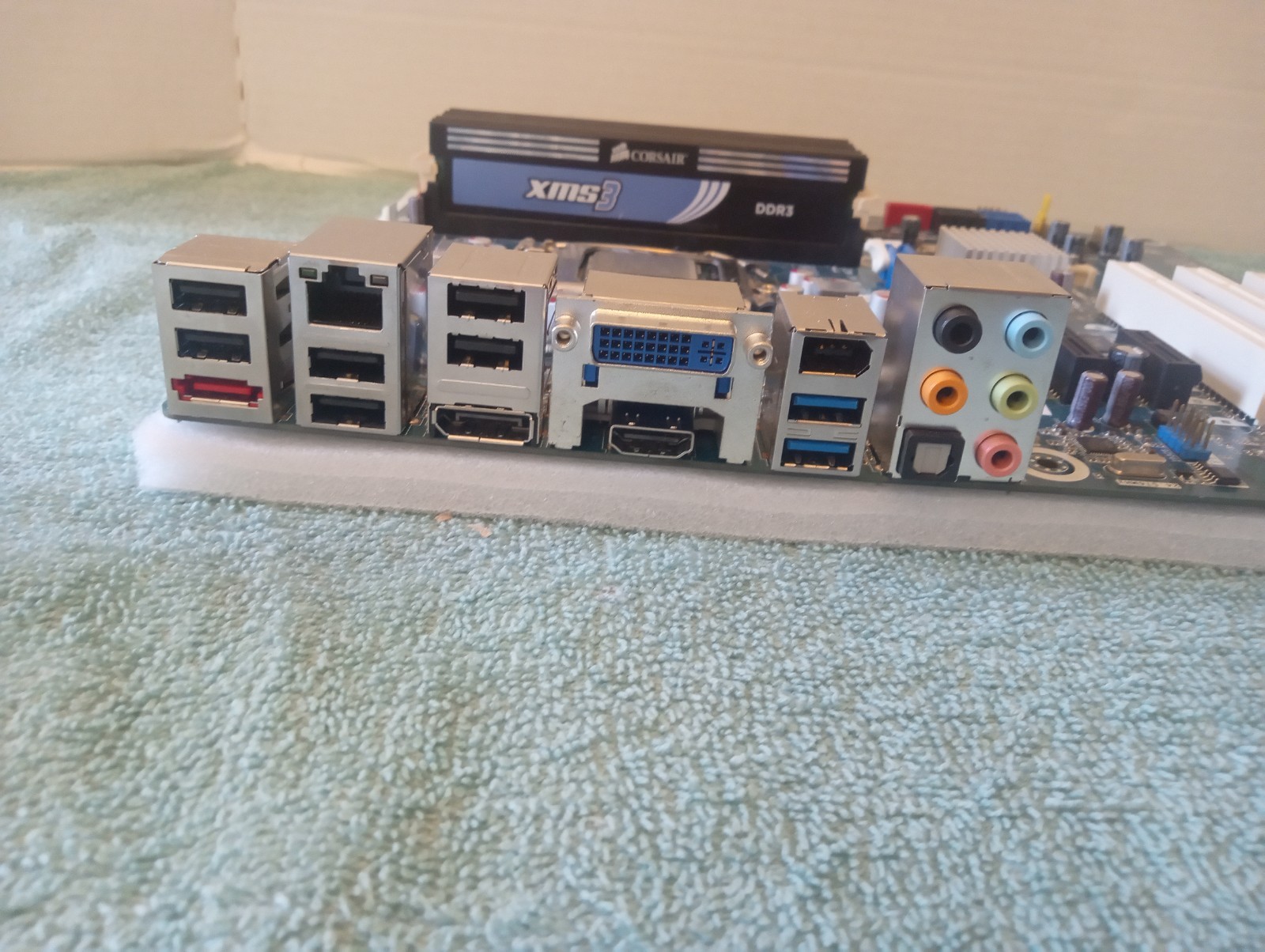 Intel DZ68DB Main Board with Intel i5-2500, 4x XMS3 DDR3