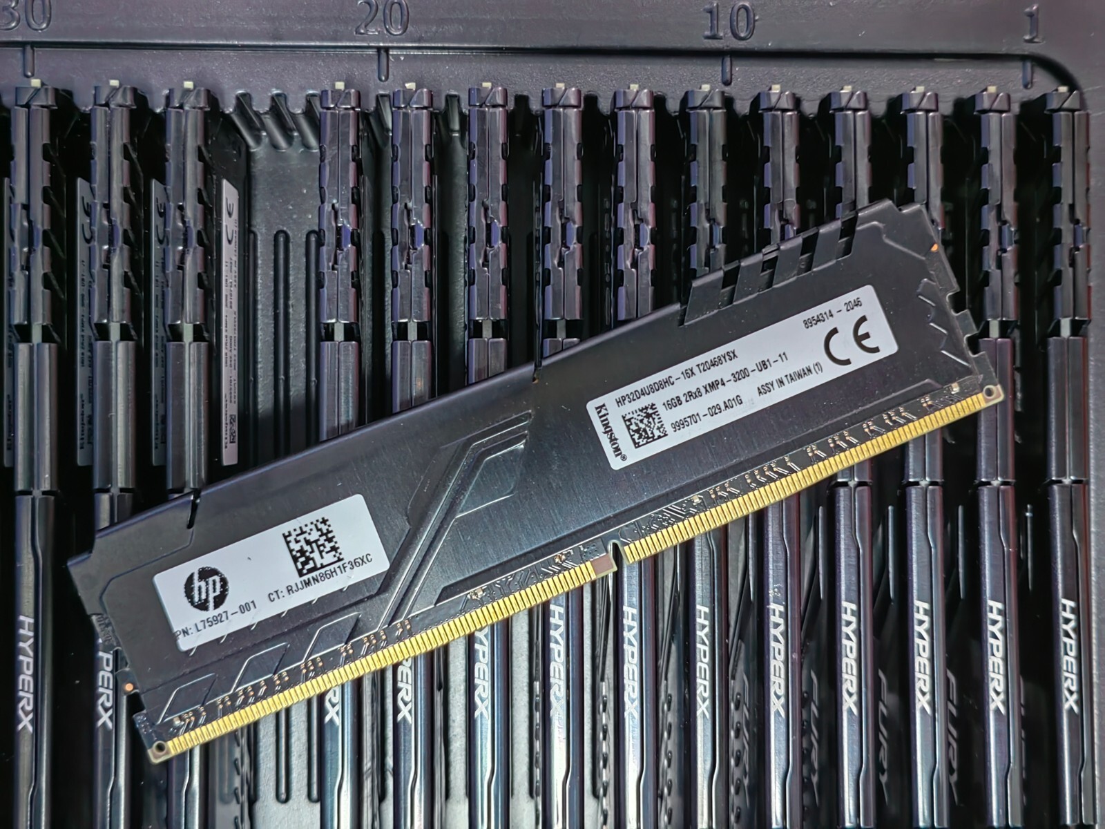 HP Kingston 16GB DDR4 3200 HP32D4U8D8HC-16XR 2Rx8 XMP4-3200 RGB Desktop DIMM RAM