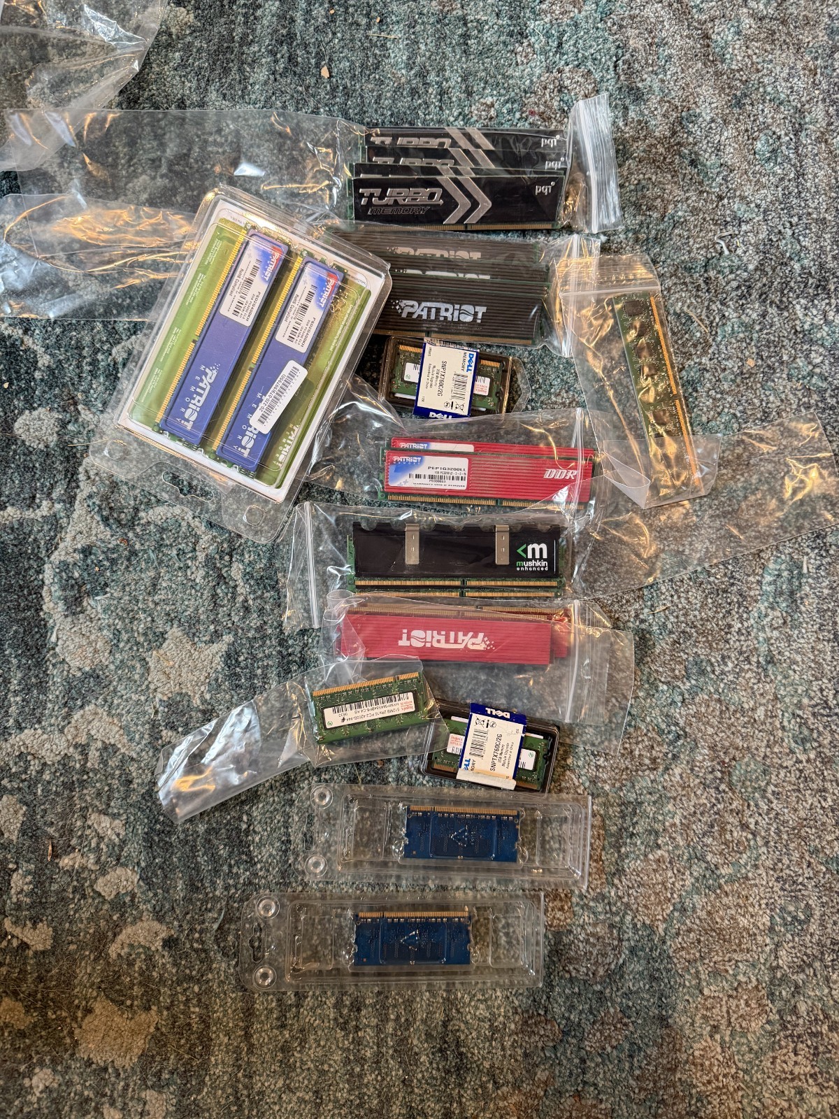 Computer Memory Sticks – Assorted MB’s & Brands. 20+ sticks / storage