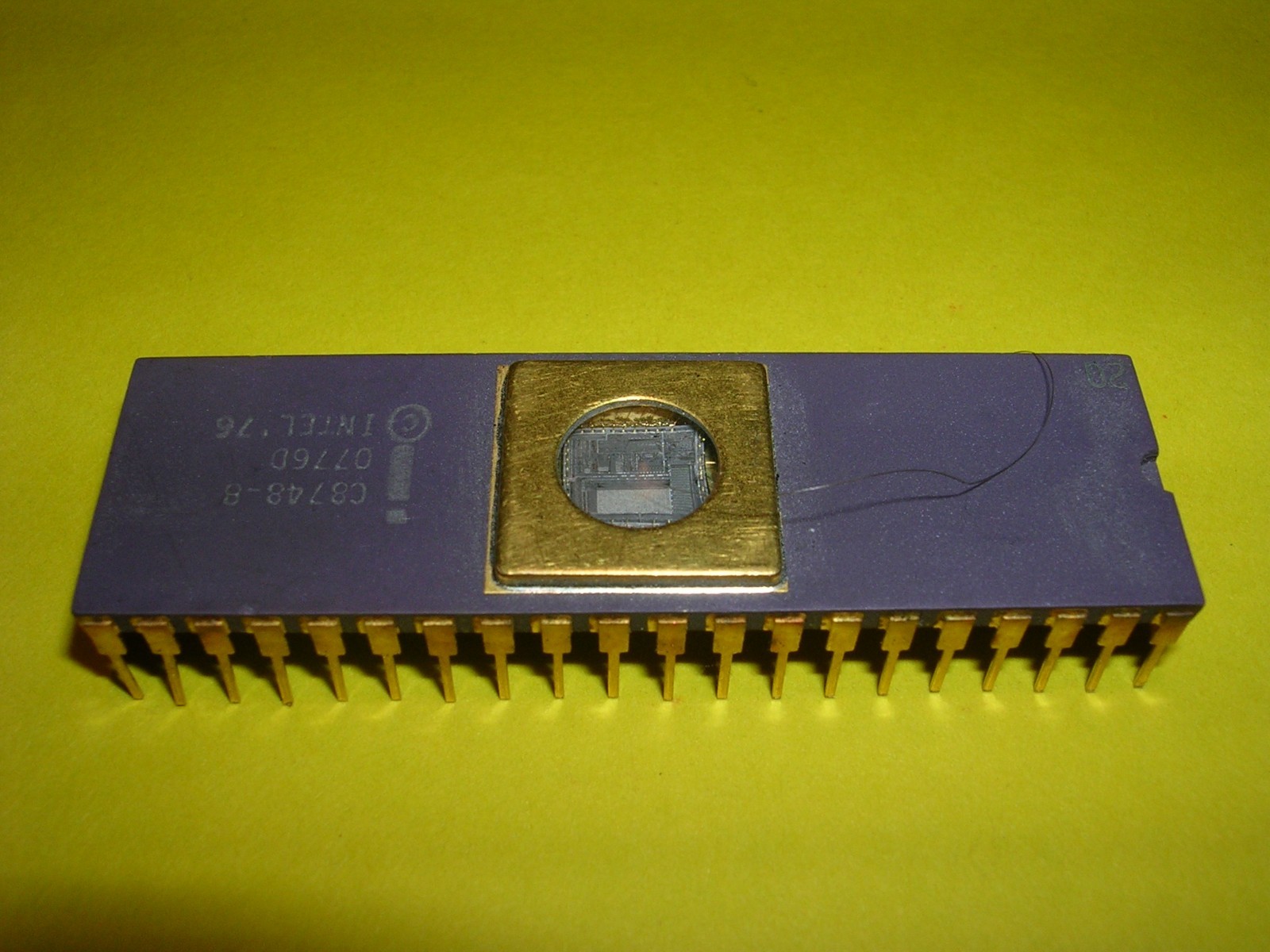 Intel C8748-8 Single Component 8-Bit Microcomputer w/ EPROM, RAM, and I/O