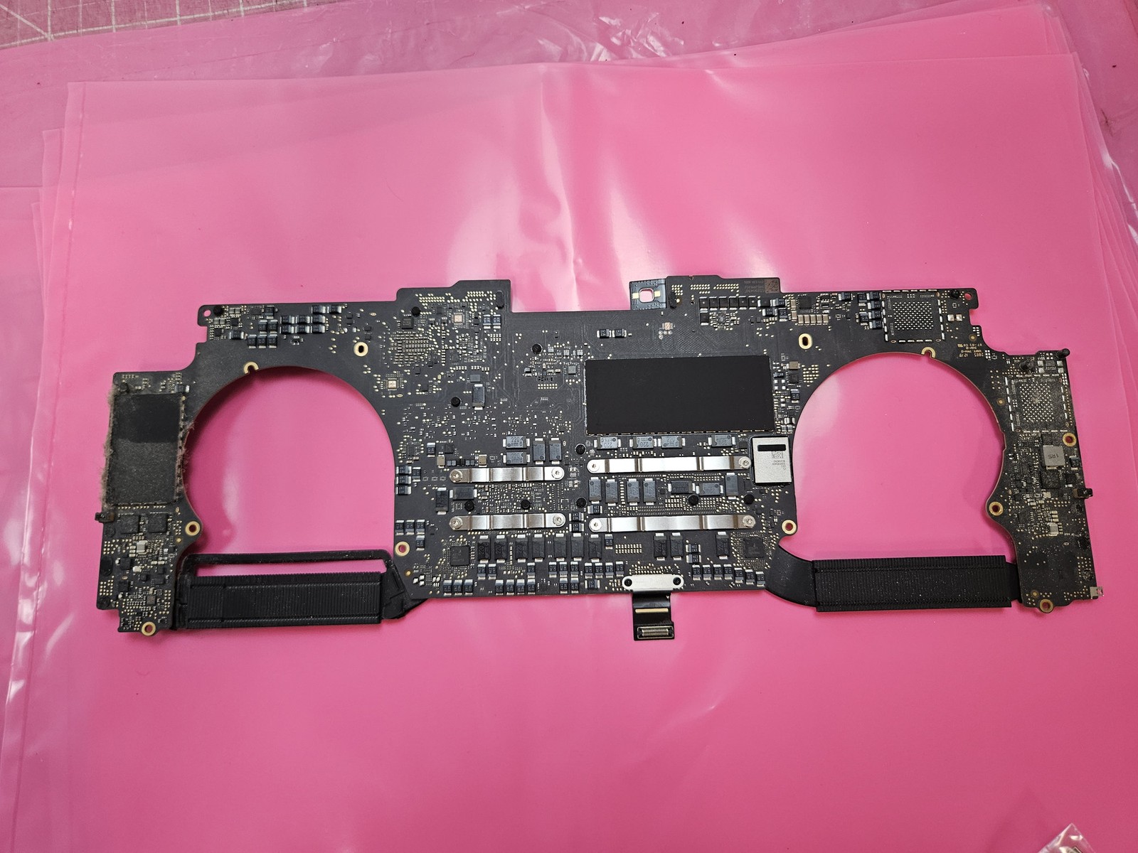 Apple MacBook Pro 15″ A1990 2018 i7 2.2Ghz Logic Board 32GB 512GB 820-01041-A