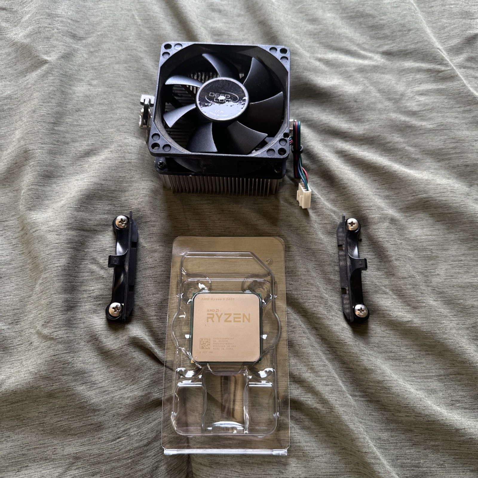 AMD Ryzen 5 2600 3.40GHz 6 Core YD2600BBM6TAF 12 Thread AM4 With Fan
