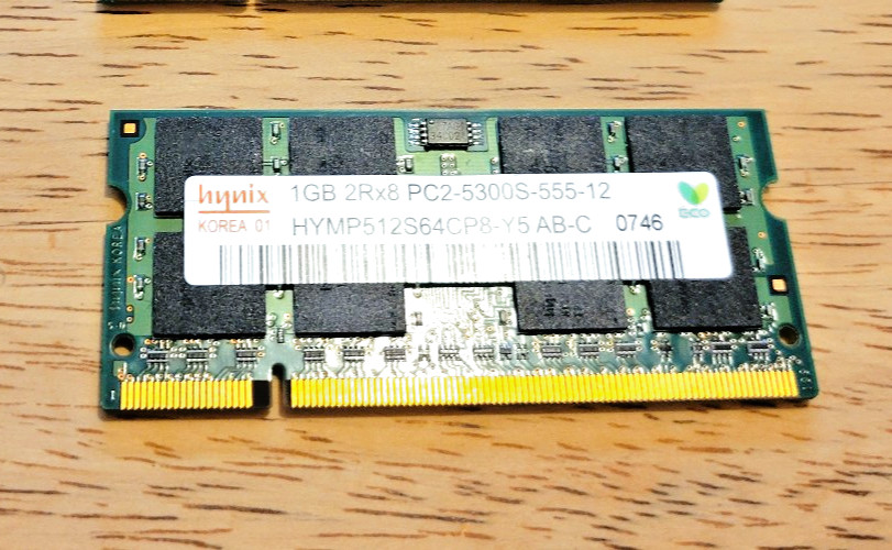 Hynix 1GB DDR2 667 MHz PC2-5300S 200-pin Laptop RAM HYMP512S64CP8-Y5