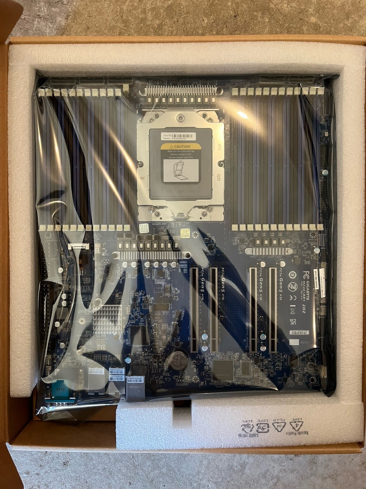 Gigabyte MZ33-AR1 DDR5 Server Motherboard SP5 Support AMD EPYC 9005/9004 CPU