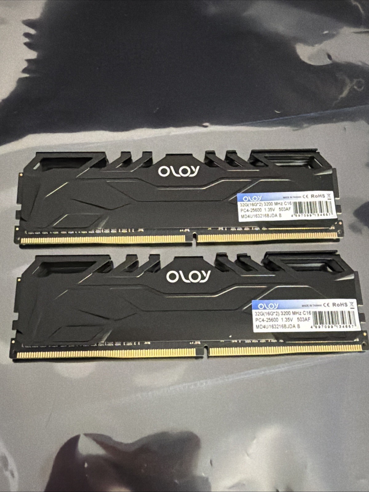 OLOy 32GB (2x16GB) DDR4-3200 CL16 PC4-25600 DIMM 288-Pin Non-ECC