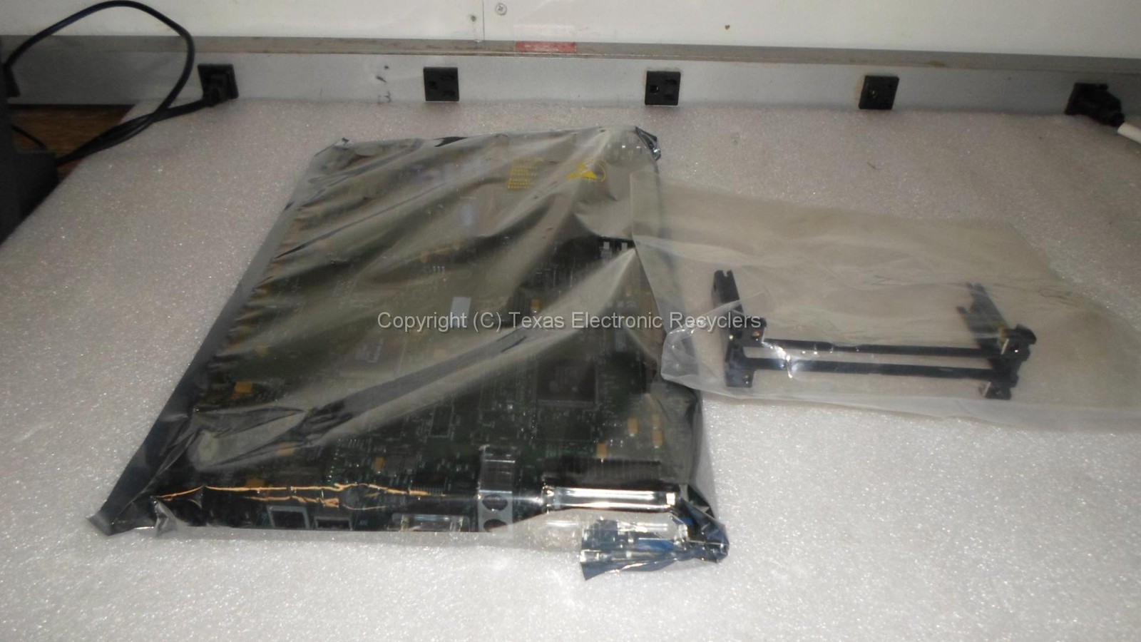Seller Refurbished – Intel 689366-328 Slot 1 Motherboard