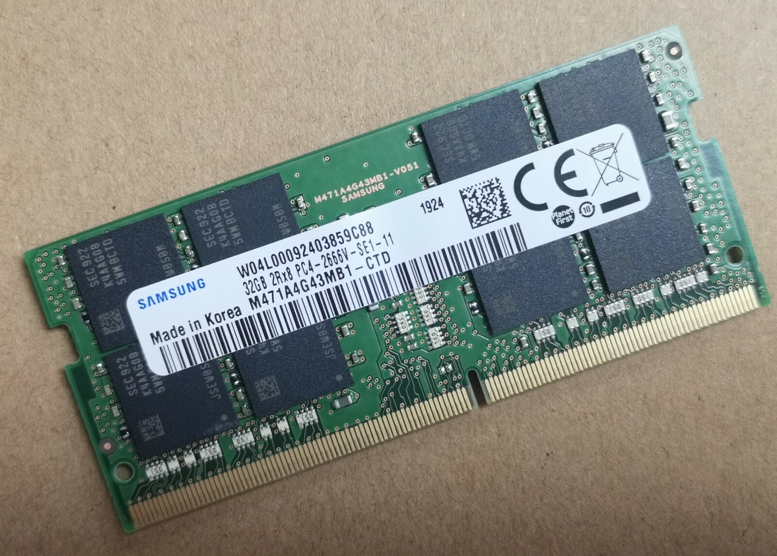 SAMSUNG 32GB DDR4 2666 M471A4G43MB1-CTD 2Rx8 PC4-21300 260pin Laptop SO-DIMM RAM