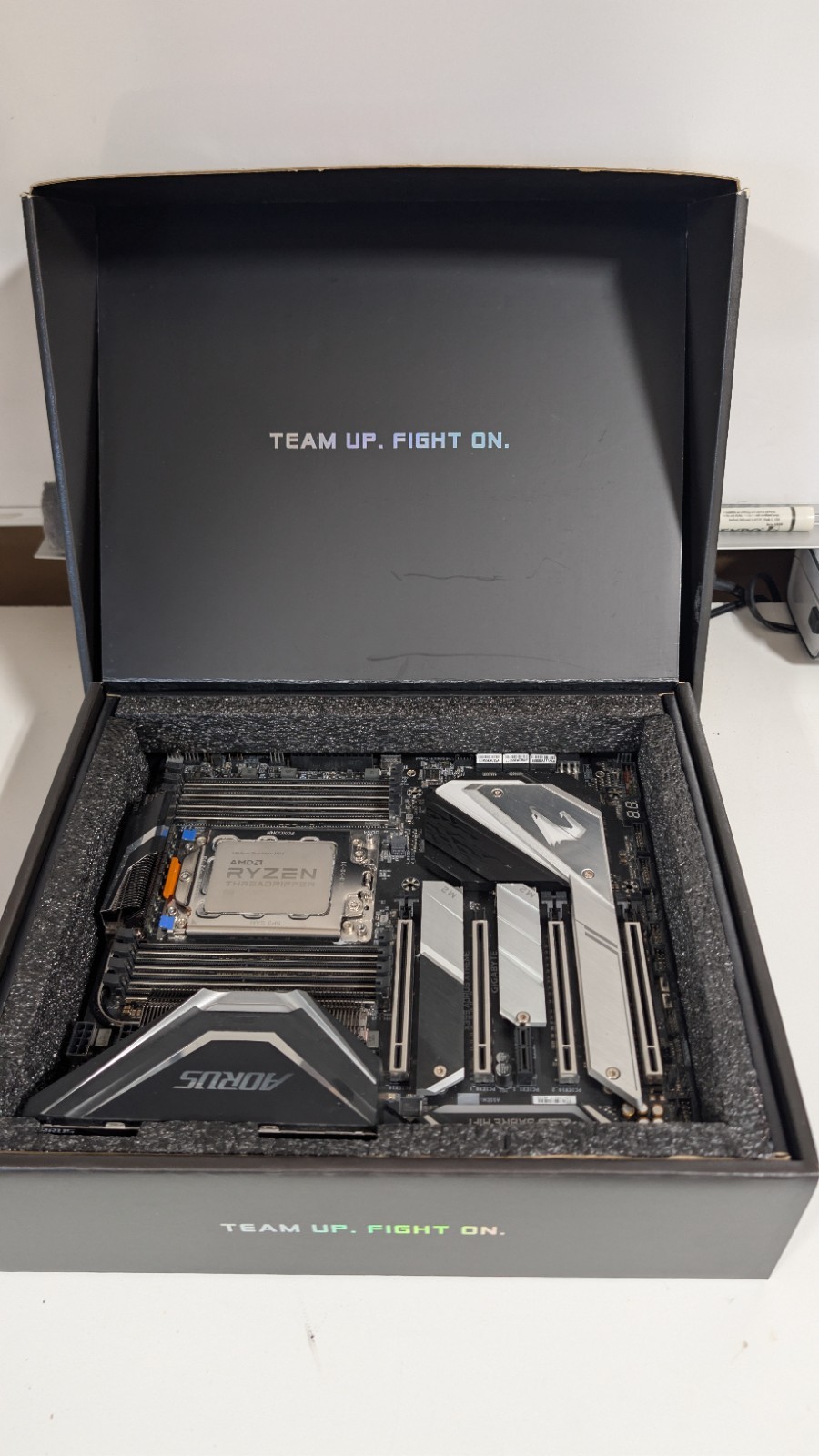 Working ThreadRipper 2920X GIGABYTE X399 AORUS Xtreme Box, Manual, Accessories.