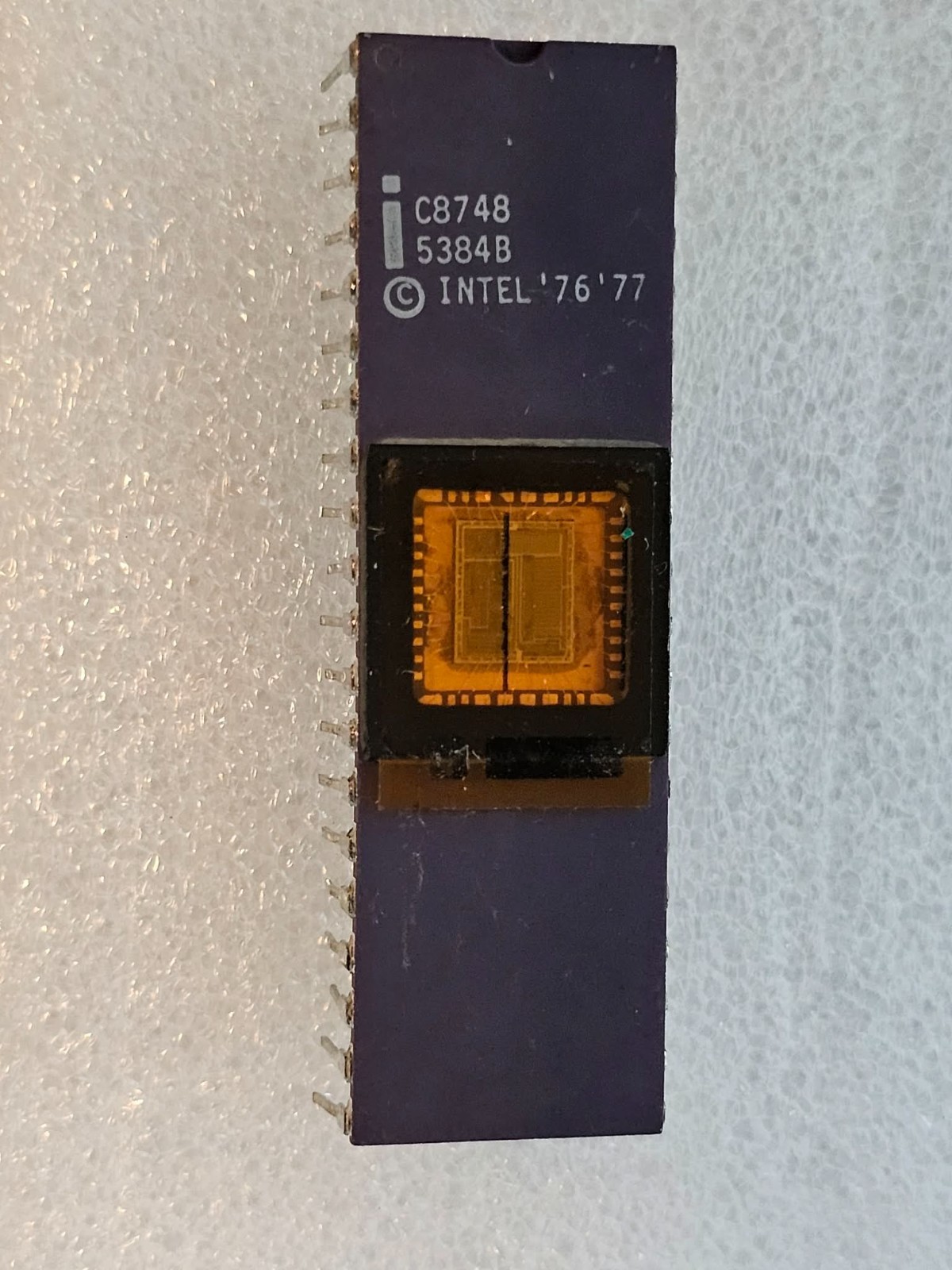 Vintage Rare Spec INTEL C8748 8bit Microcontroller IC-Purple Ceramic Gold Window