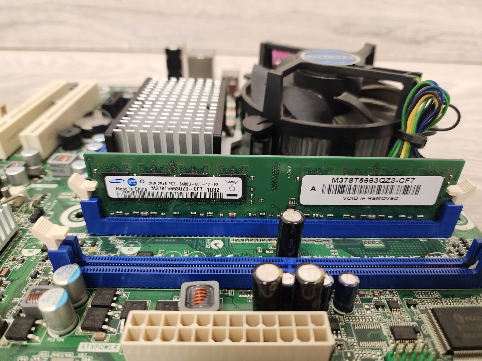 Intel Desktop Board AA E60577-202 Motherboard Core 2 Duo E7400 @ 2.8 GHz 2GB RAM
