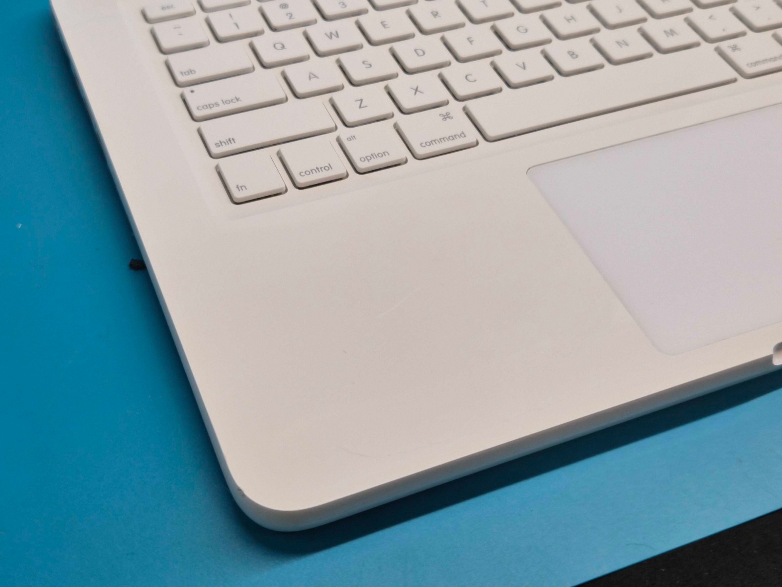 Apple Macbook 13″ A1342 Palmrest Keyboard Trackpad 661-5590 806-0468 Grade C+