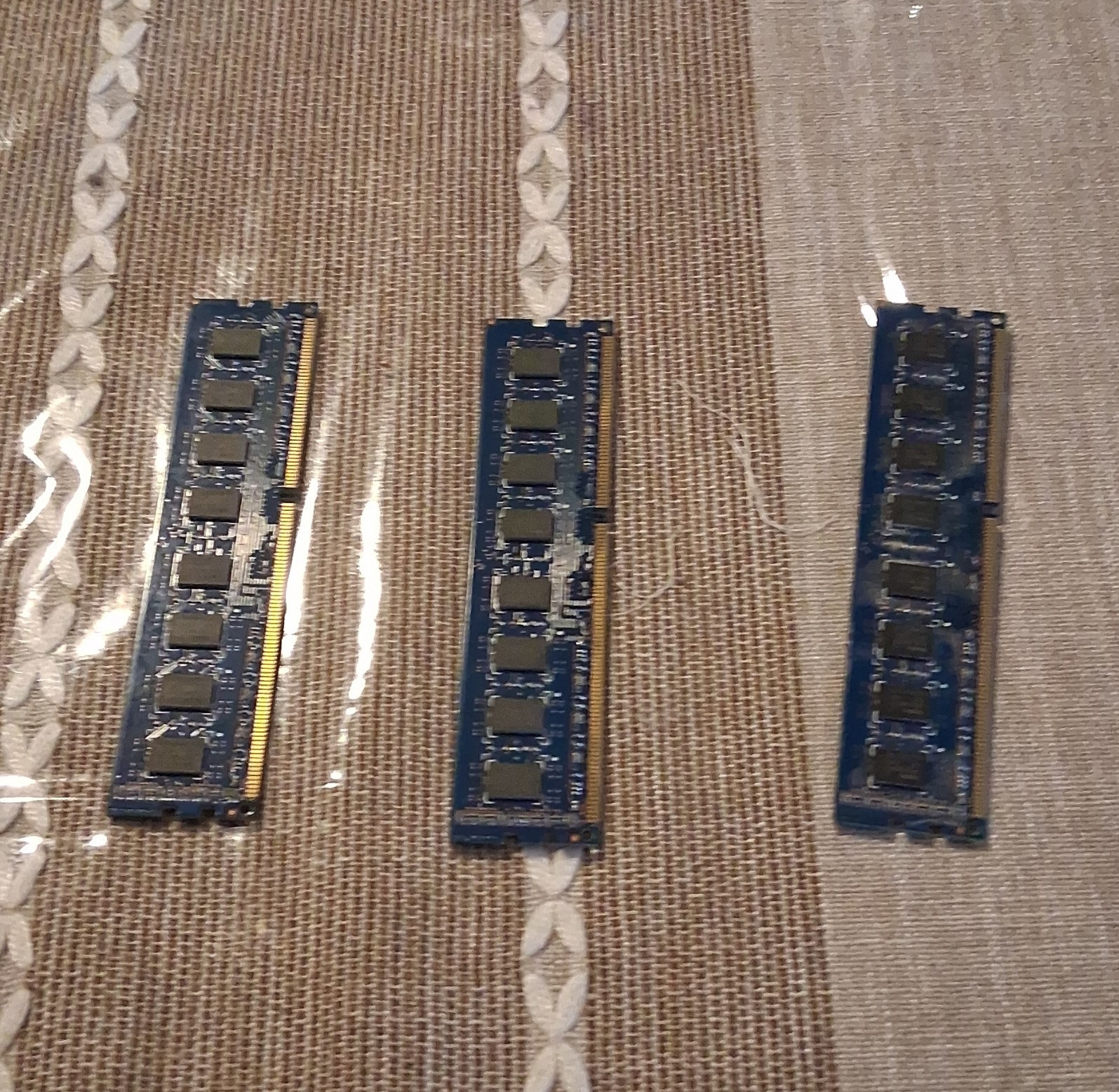 SK hynix 6GB (3x2GB) DDR3 PC3-8500S 204-Pin SO-DIMM Non-ECC HMT125U6TFR8C-G7