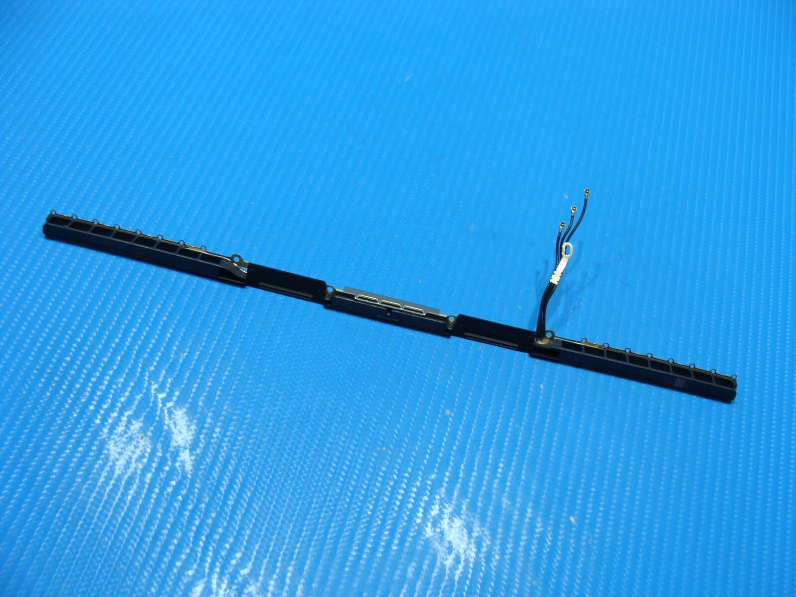 MacBook Pro 16″ A2141 Late 2019 MVVJ2LL/A MVVK2LL/A Rear Vent & Antenna Module