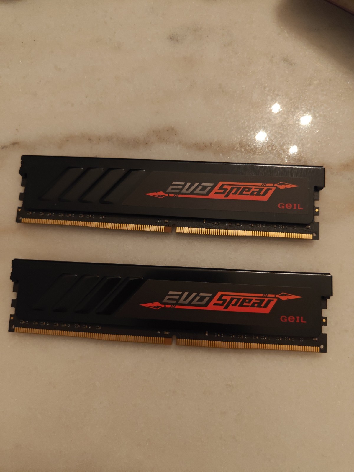 GeIL EVO Spear 16GB (2x8GB) DDR4-3200 PC4-25600 CL18 288-Pin XMP