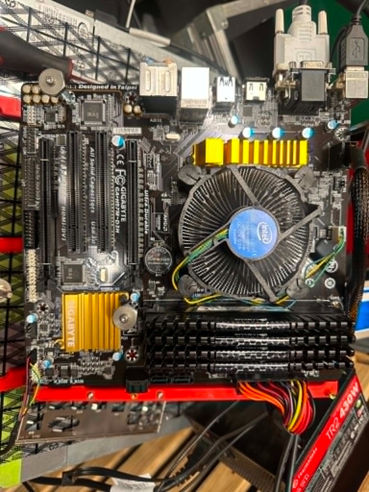 Gigabyte GA-H97M-D3H LGA1150 Motherboard i7-4790 32GB DDR3 I/O Shield