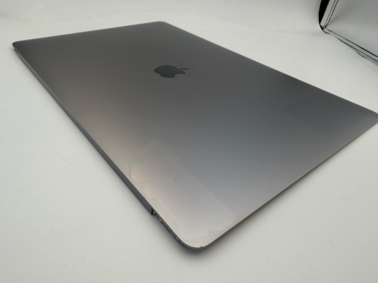 Apple MacBook Pro A1990 2018 15.4″ Retina LCD Screen EMC 3215 Gray Grade B