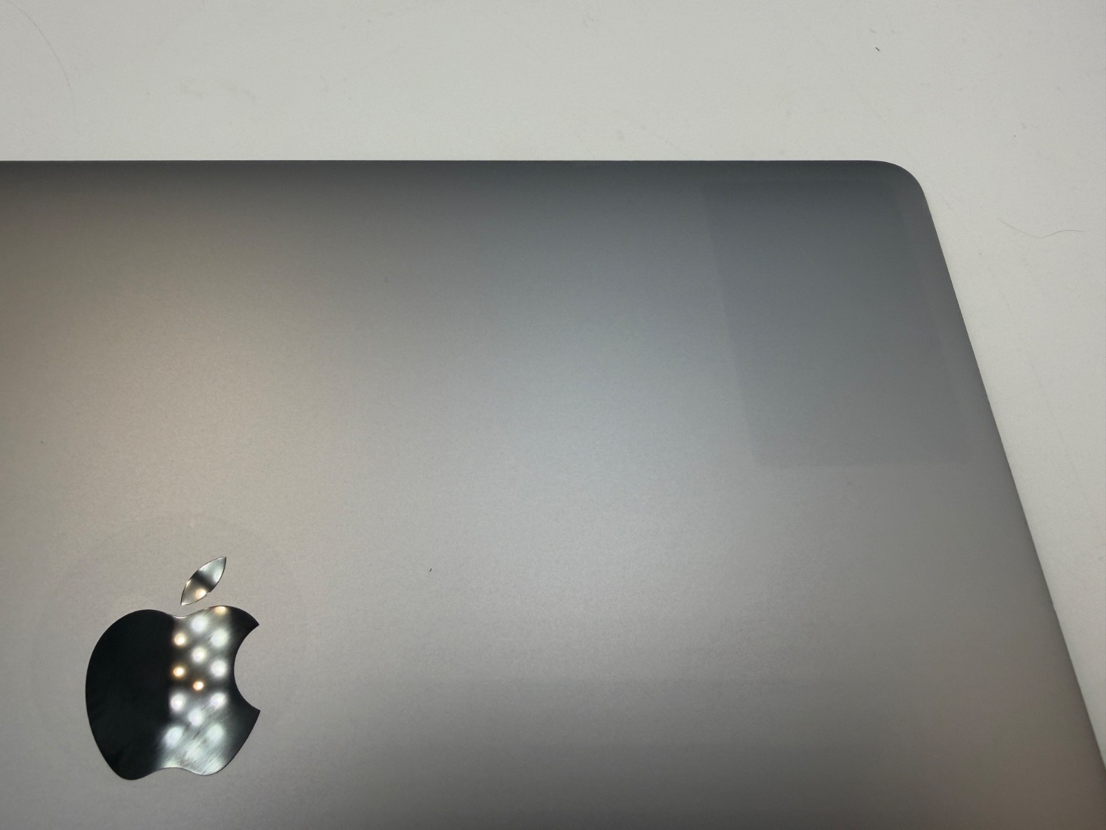 Apple MacBook Pro A1990 2018 15.4″ Retina LCD Screen EMC 3215 Gray Grade B