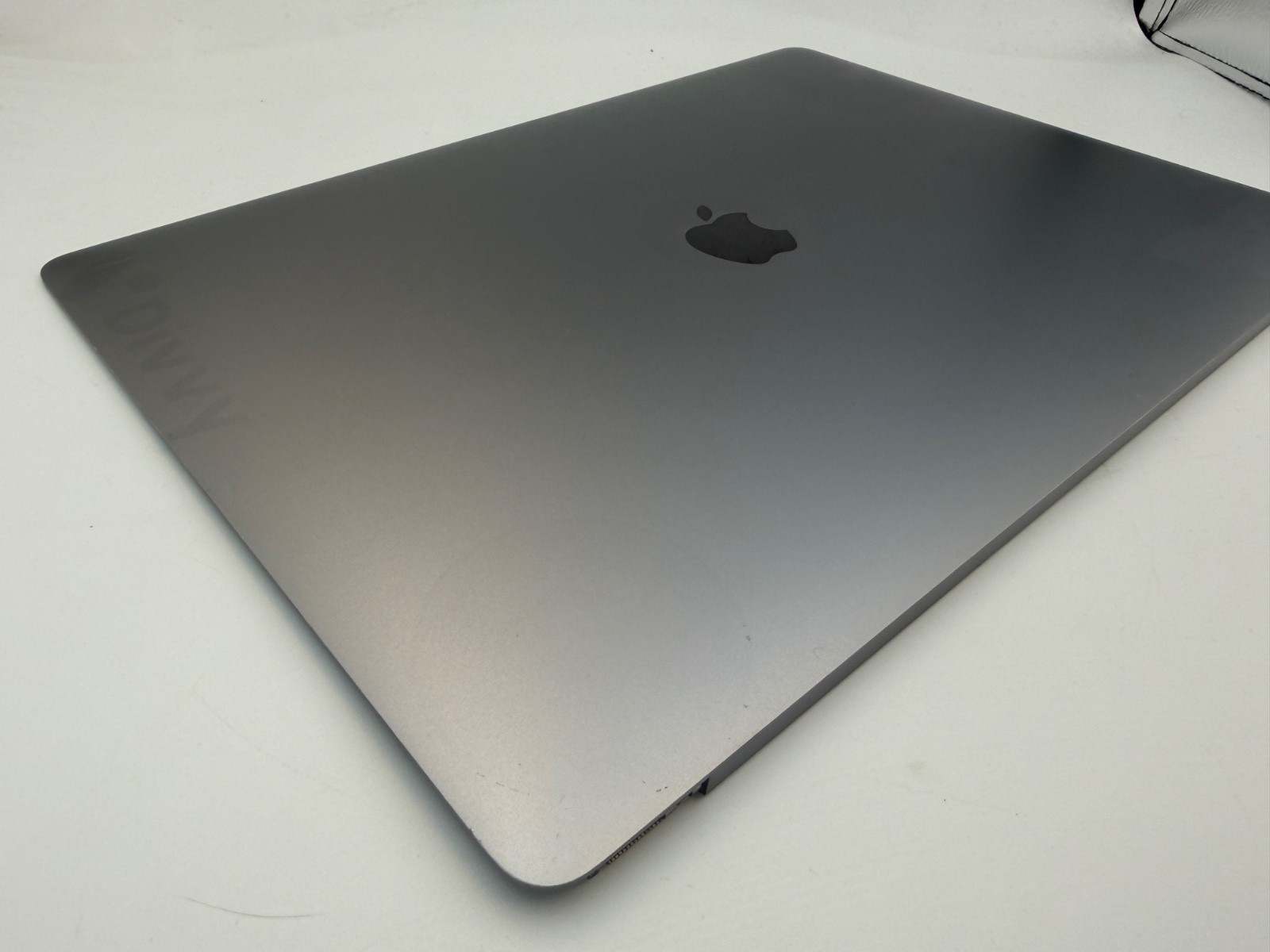 Apple MacBook Pro A1990 2018 15.4″ Retina LCD Screen EMC 3215 Gray Grade B