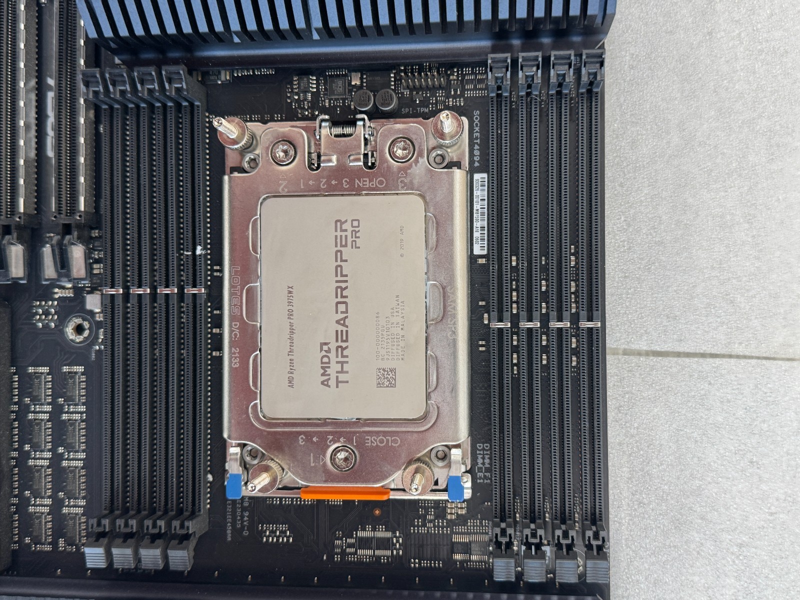 AMD Ryzen Threadripper PRO 3975WX+ASUS PRO WS WRX80E-SAGE SE WiFi E-ATX sWRX8