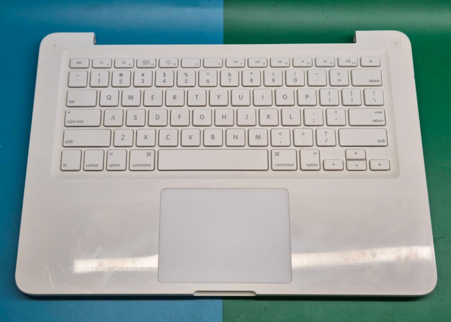 Apple Macbook 13″ A1342 Palmrest Keyboard Trackpad 661-5590 806-0468 Grade C+