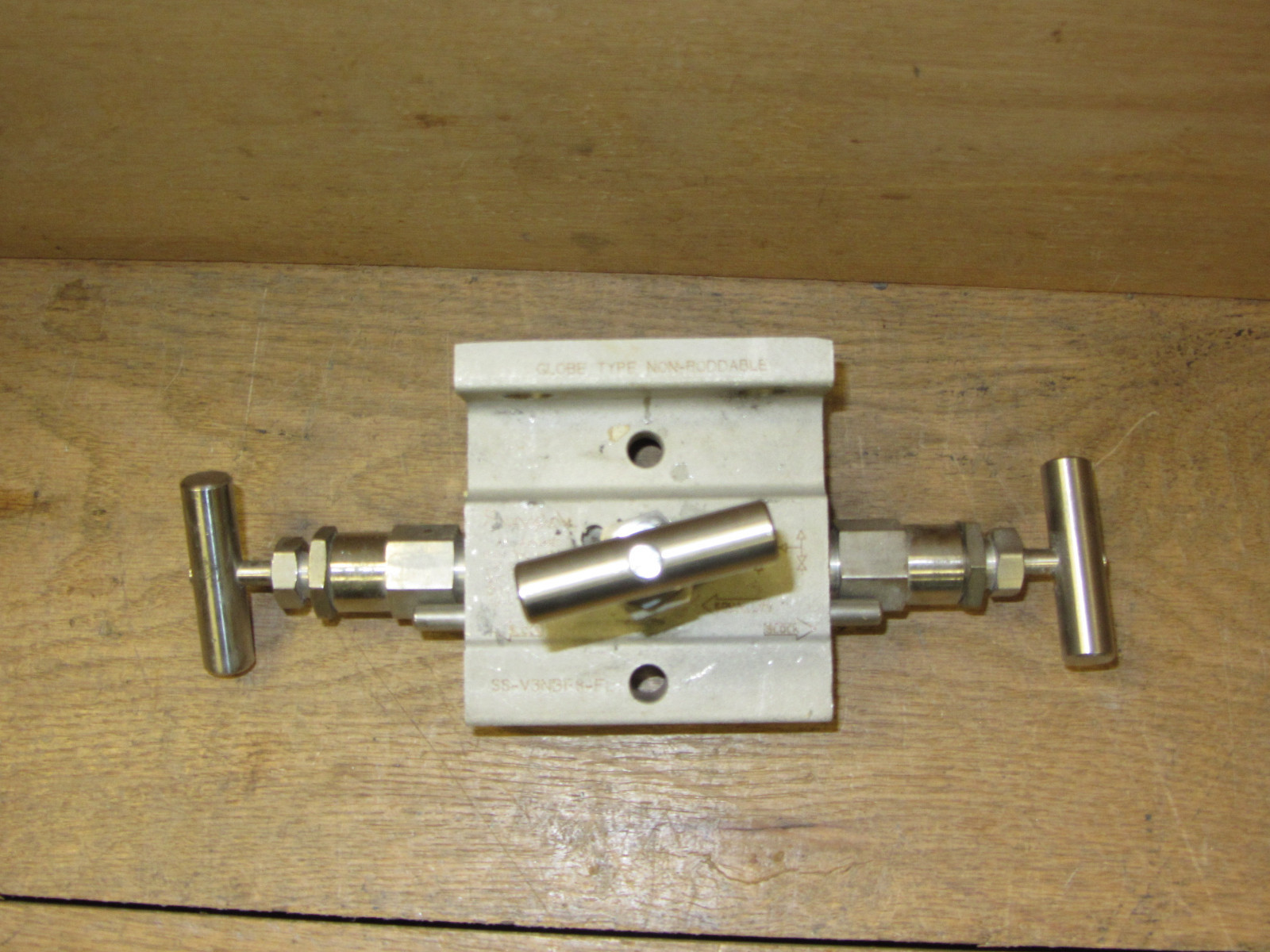 Swagelok SS-V3NBF8-FL Manifold Hydraulic Valve 1/2″ CSQ
