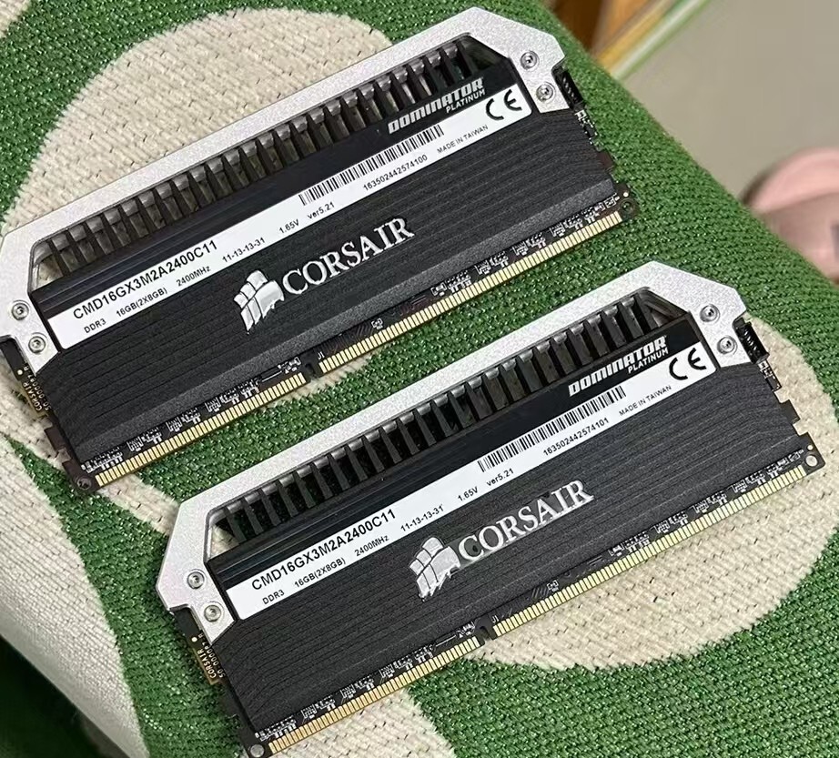 CORSAIR 2 x 8GB DDR3 2400 Dominator PLATINUM PC3-19200 C11 240p Desktop DIMM RAM