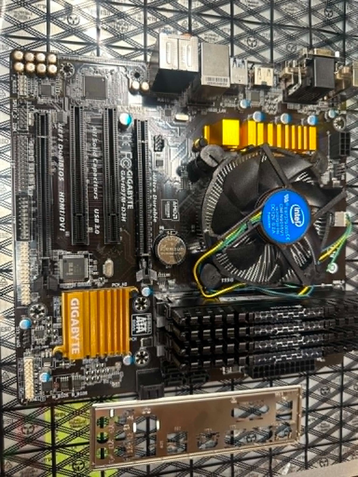 Gigabyte GA-H97M-D3H LGA1150 Motherboard i7-4790 32GB DDR3 I/O Shield