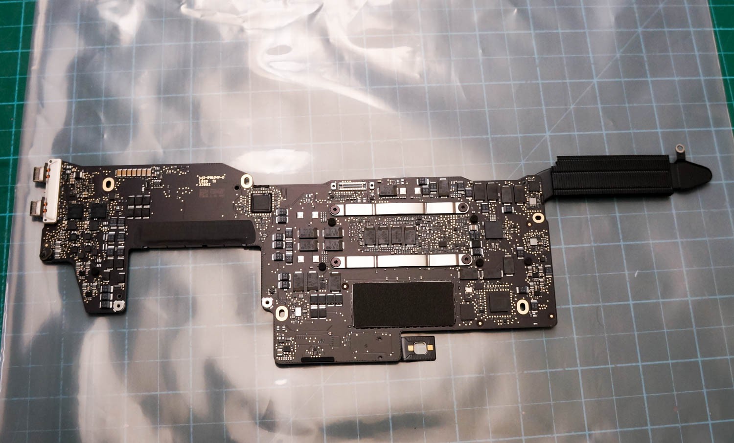 Apple MacBook Pro A1708 13″ 2017 i5 2.30GHz 8Gb RAM Logic Board 820-00840-A