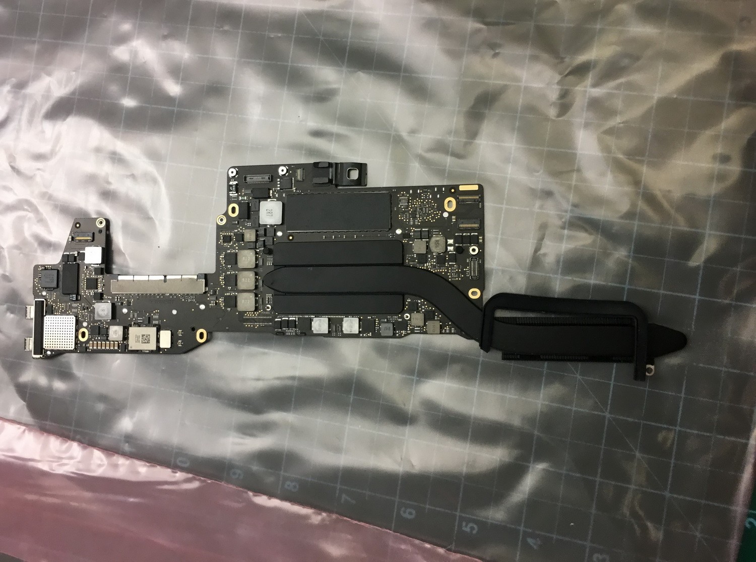Apple MacBook Pro 13.3″ A1708 2017 i5-7360U 2.3GHz 8GB Logic Board 820-00840-A