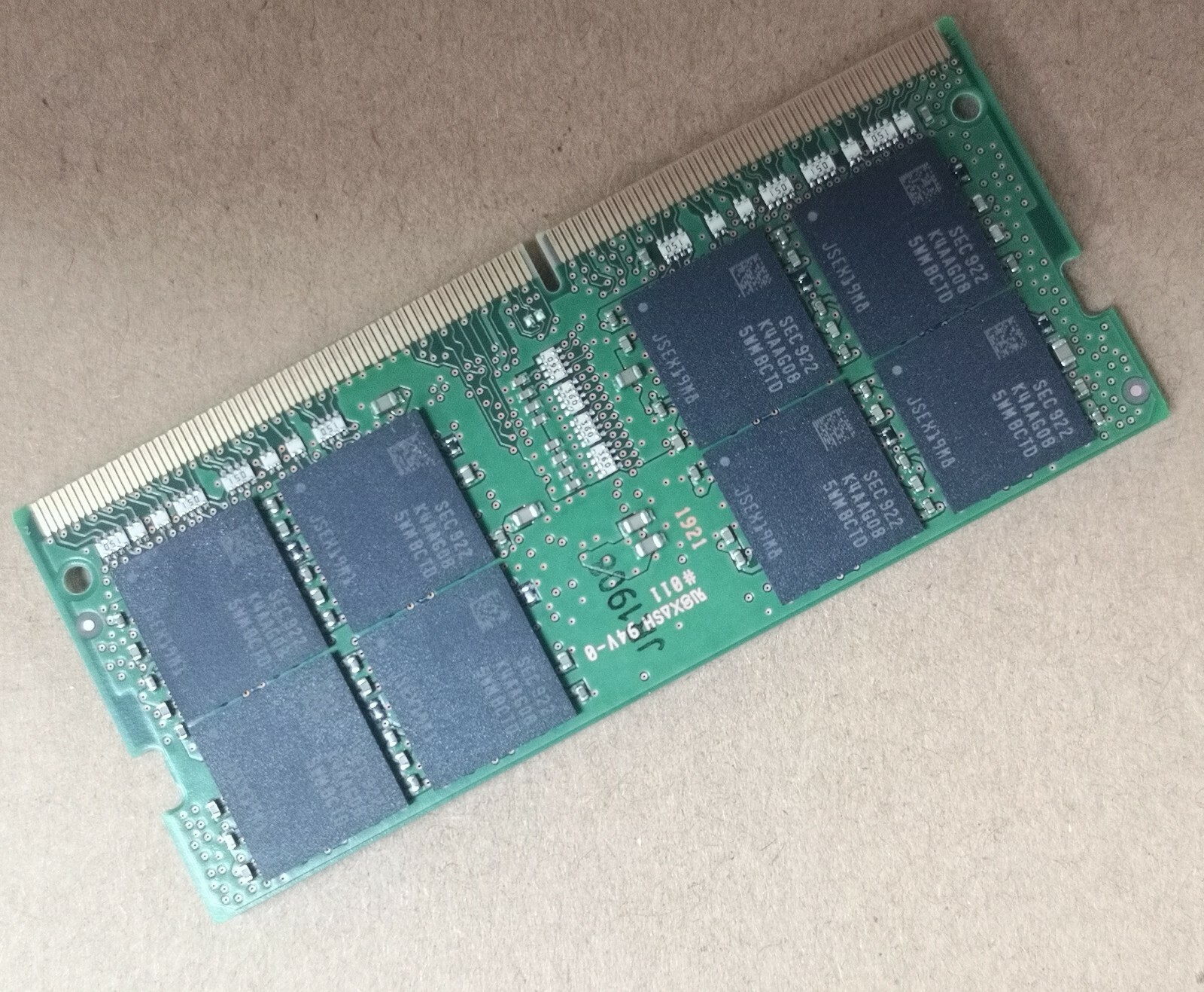 SAMSUNG 32GB DDR4 2666 M471A4G43MB1-CTD 2Rx8 PC4-21300 260pin Laptop SO-DIMM RAM