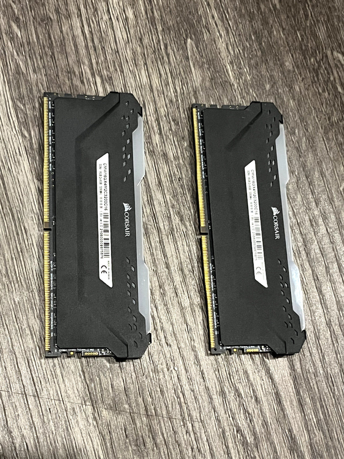 Corsair CMW16GX4M2C3200C16 3200 MHz RGB 16GB DDR4 SDRAM – Black