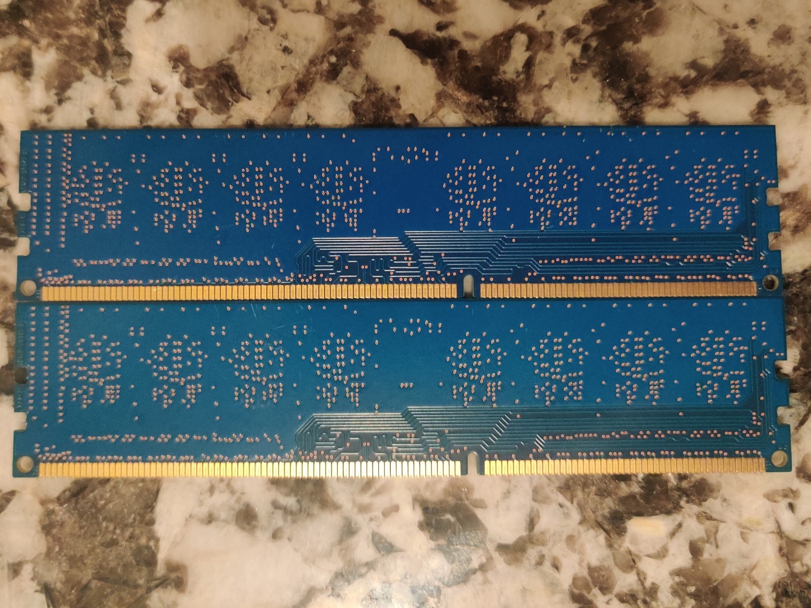 SK Hynix 4GB Kit (2x2GB) 1600MHz DDR3 SDRAM DIMM PC3-12800U HMT325U6CFR8C-PB