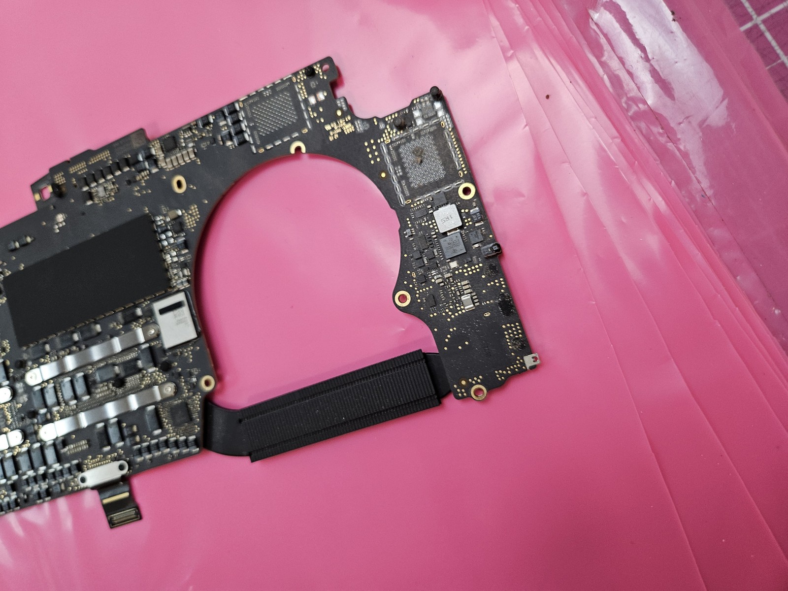 Apple MacBook Pro 15″ A1990 2018 i7 2.2Ghz Logic Board 32GB 512GB 820-01041-A