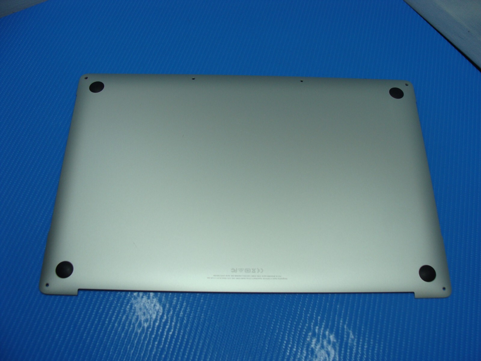 MacBook Pro 15″ A1990 Mid 2018 MR962LL/A MR972LL/A Bottom Case Silver 923-02510