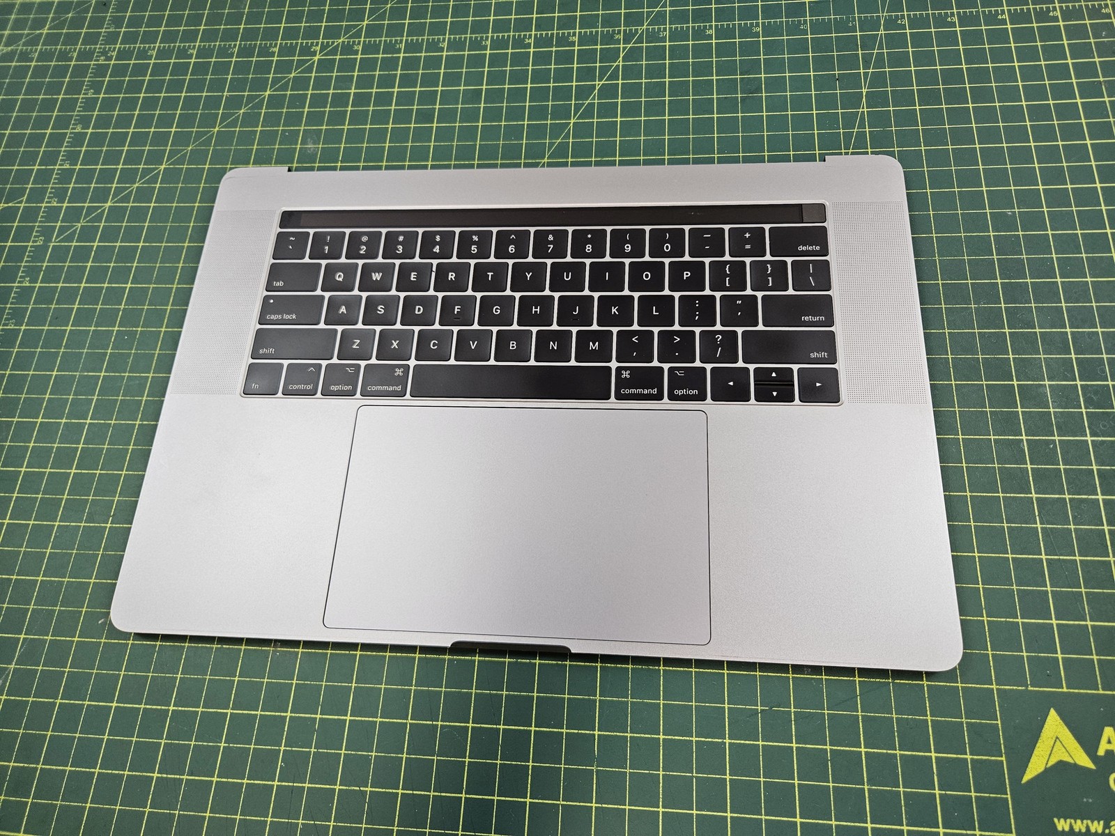 Apple MacBook Pro 15″ A1707 2016 Palmrest Touchpad Keyboard Battery Gray #d791