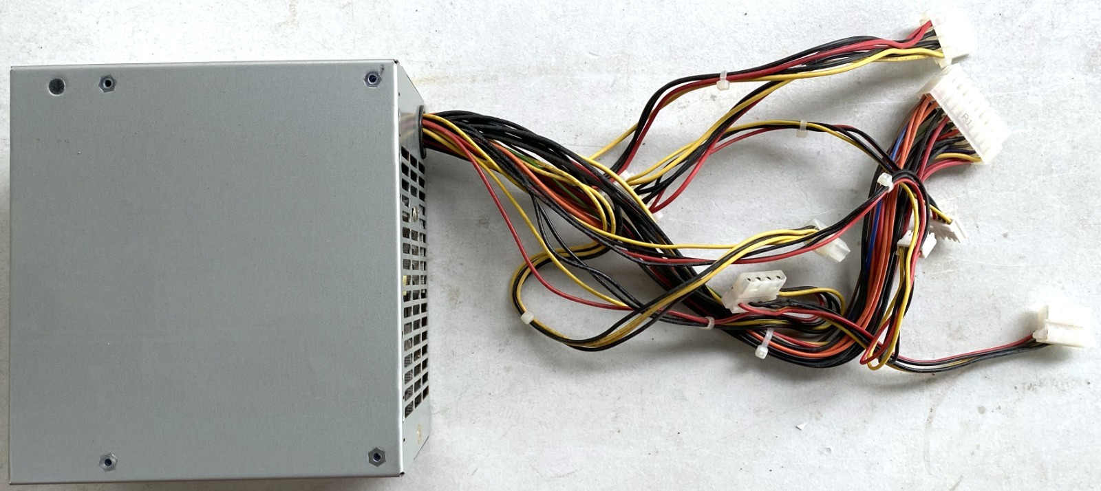 24-Pin (20+4) ATX FSP Group 200W Computer PC Power Supply FSP200-60ATV Molex